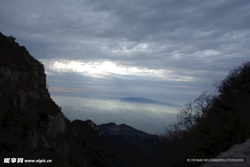 泰山山间云海景观