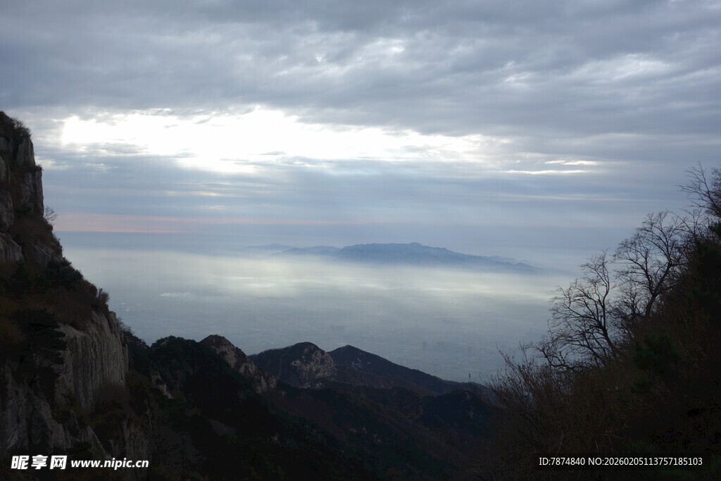 泰山山间云海景色