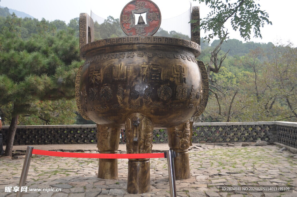 泰山古朴大鼎立于户外景观中