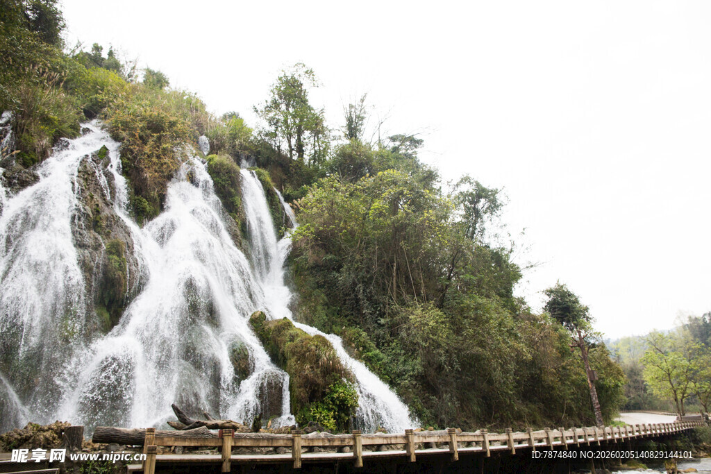 荔波山间瀑布下的木质栈道