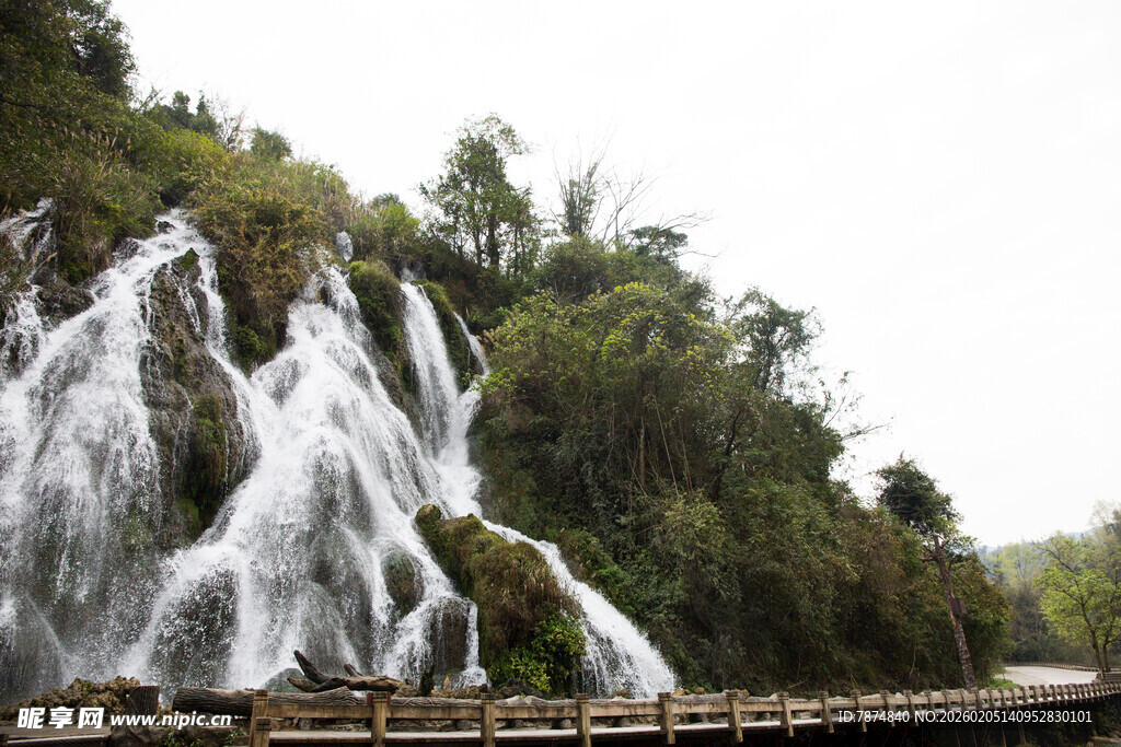 荔波山间飞瀑景观