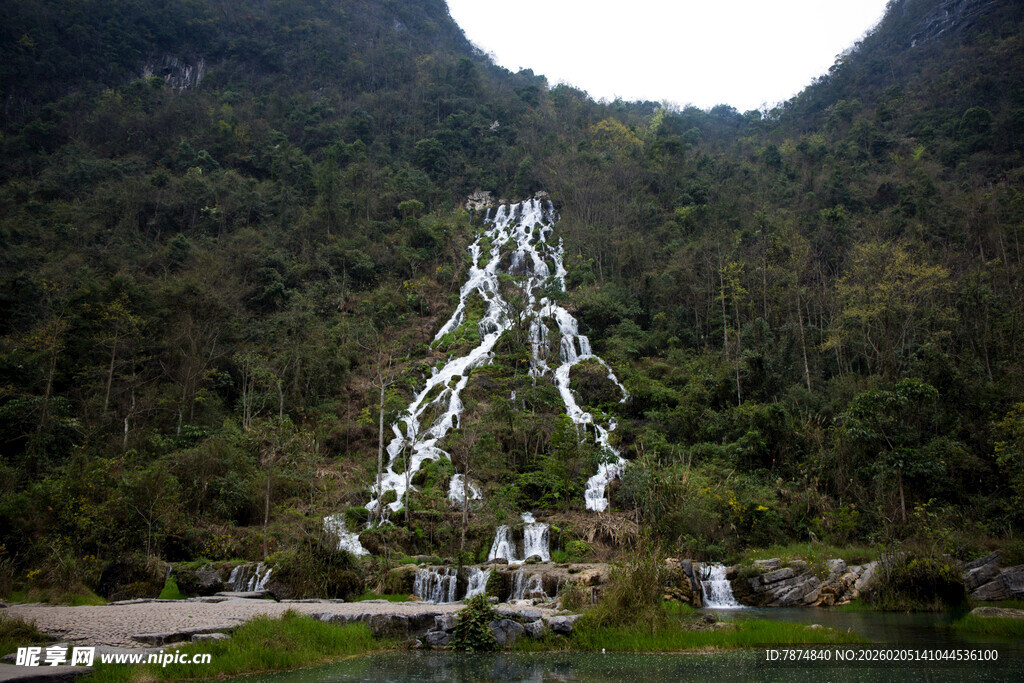 荔波山间壮丽瀑布景观