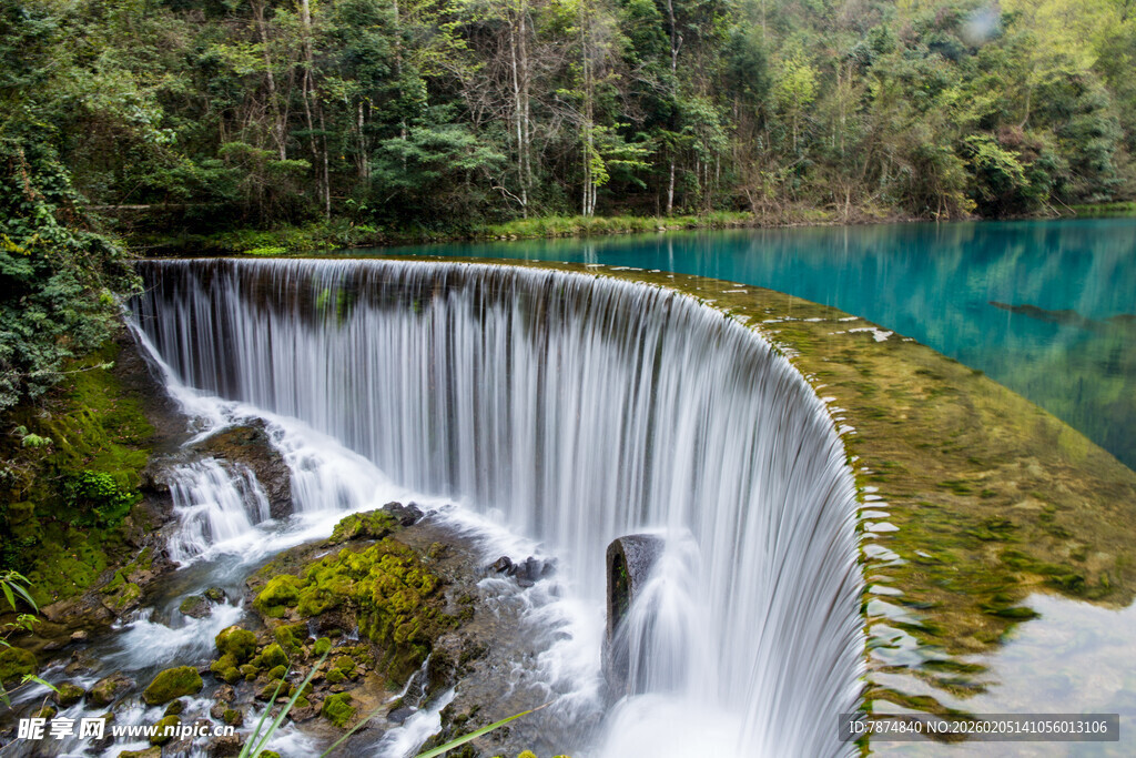 荔波山间弧形瀑布 碧水环绕