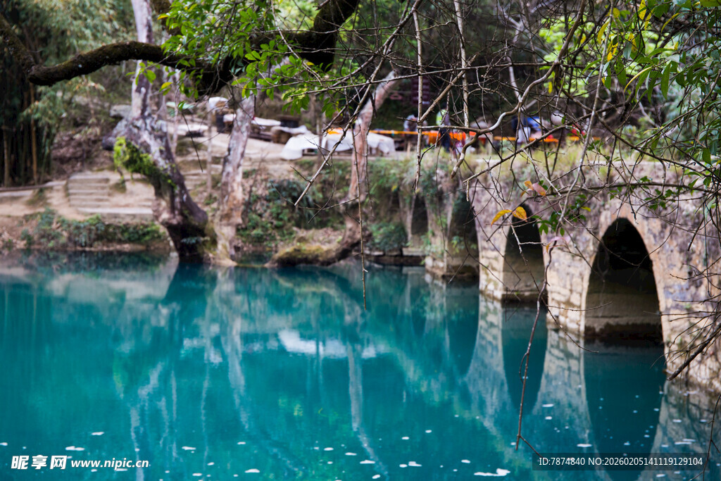 荔波石桥下的幽蓝澄澈水域