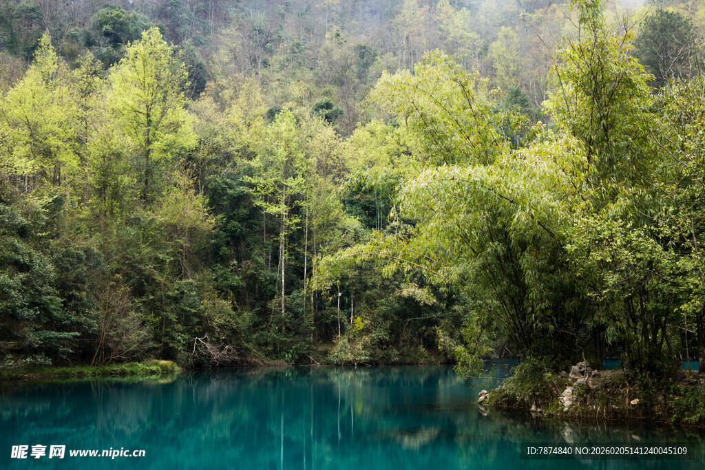 荔波翠绿山林间的幽蓝湖水