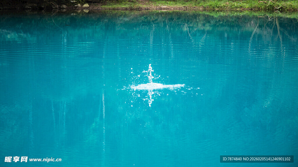 荔波清澈蓝水中的白色物体
