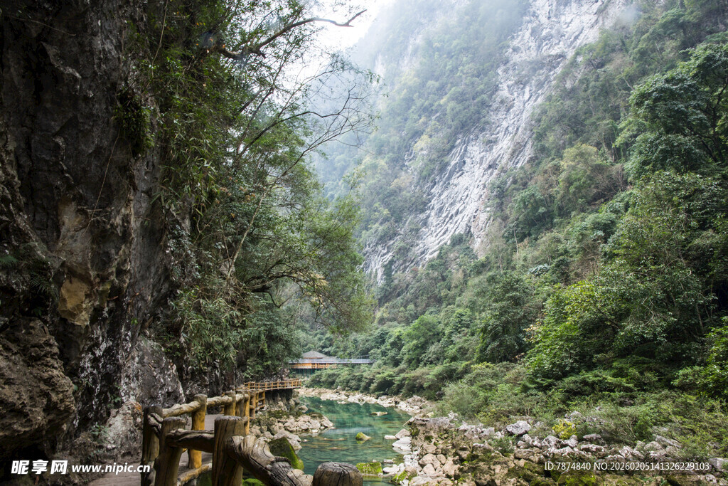 荔波山间幽径 绿水伴峭壁