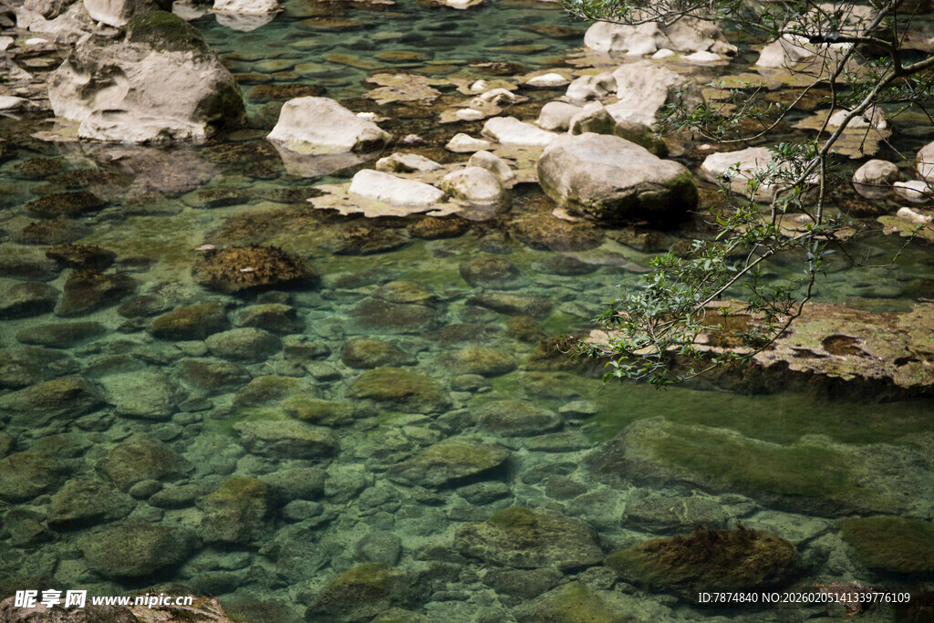 荔波清澈溪涧中的多彩石块