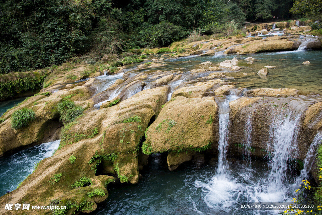 荔波山间秀丽瀑布溪流景观