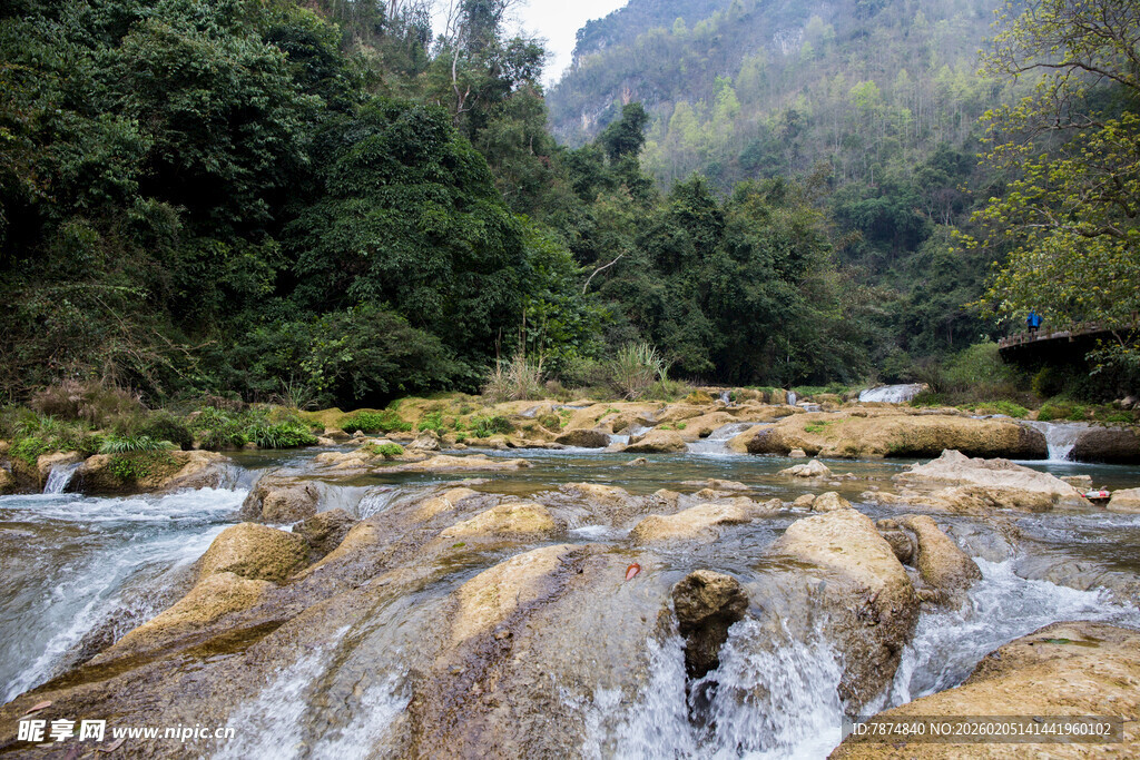 荔波山间溪流 岩石与绿意交织