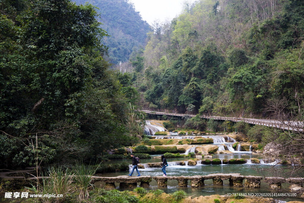 荔波山间河畔停泊的多彩船只