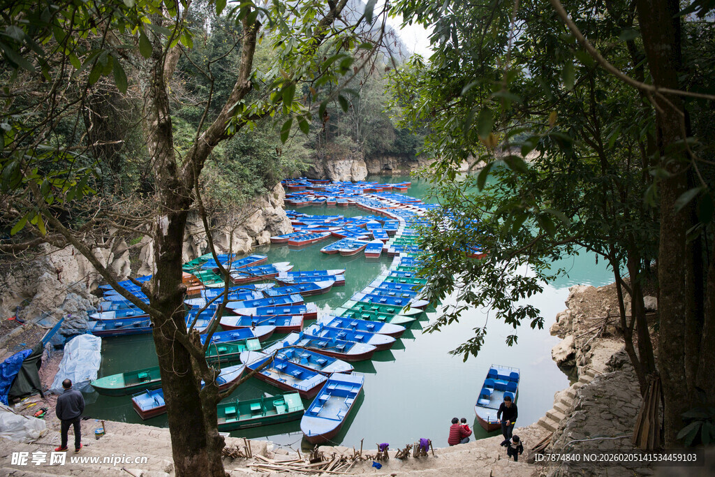 荔波河畔蓝船停靠的静谧景致