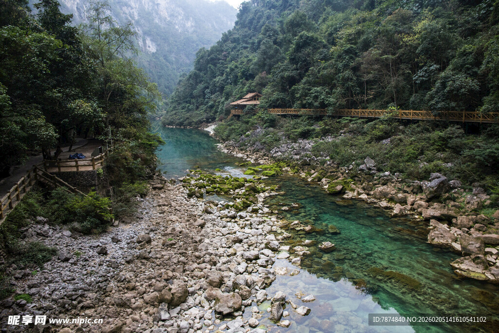 荔波山间清澈溪流 绿意环绕
