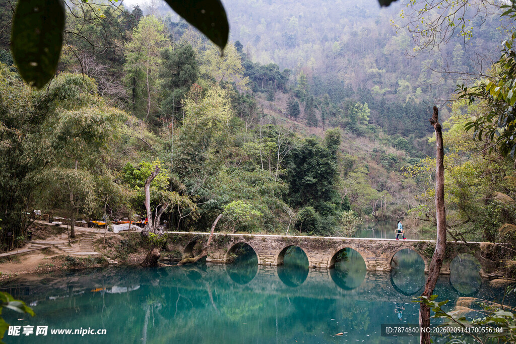荔波青山绿水间的古朴石桥