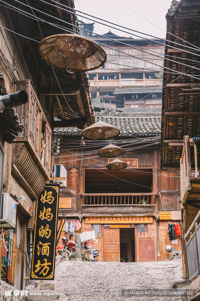 古巷中的传统木质建筑