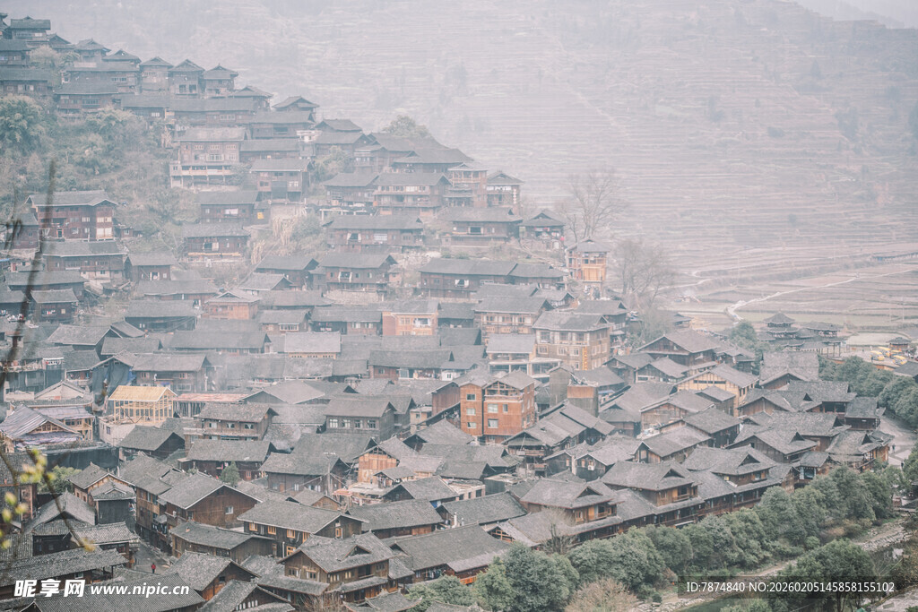 雾中苗寨村落景观