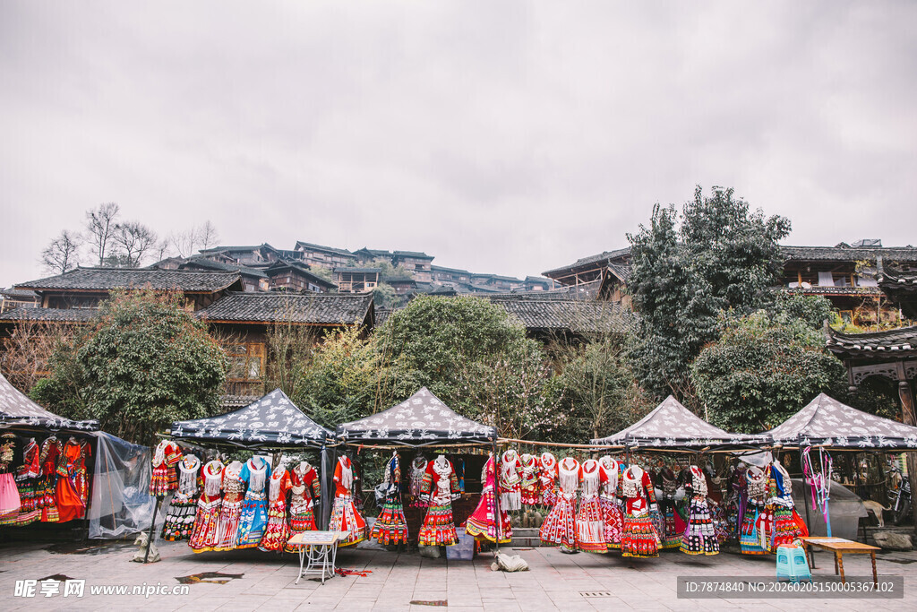 古镇集市多彩服饰摊位