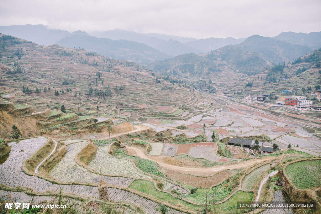 山间梯田美景俯瞰