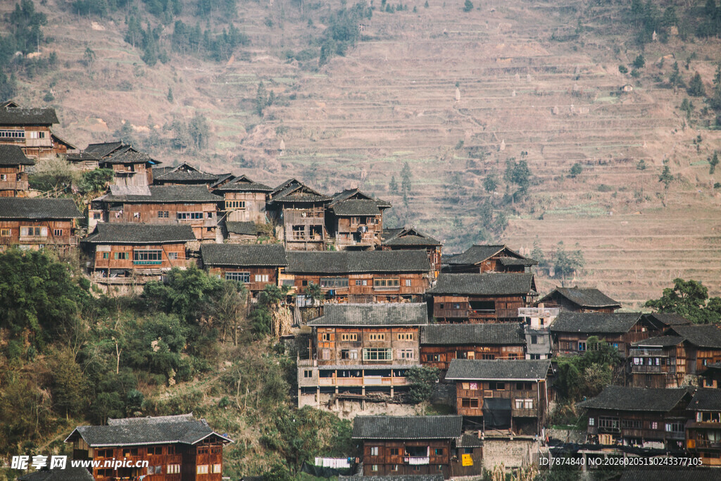 山间错落有致的传统村落