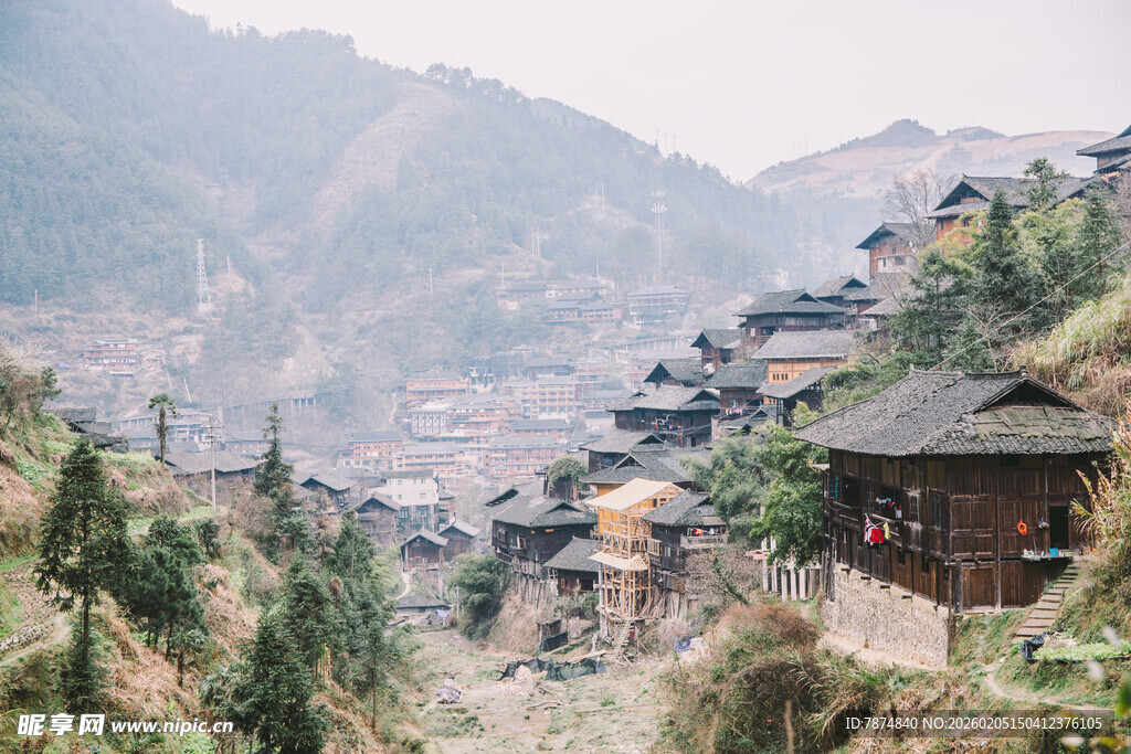 苗寨山间古朴村落景观