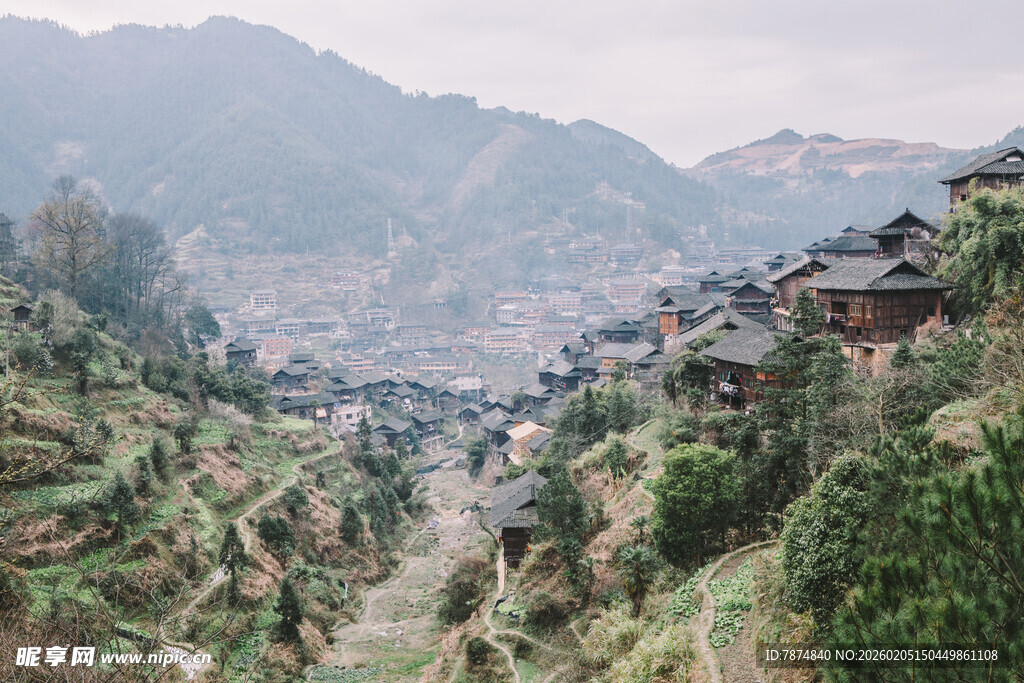 千户苗寨山间村落 古朴宁静之景