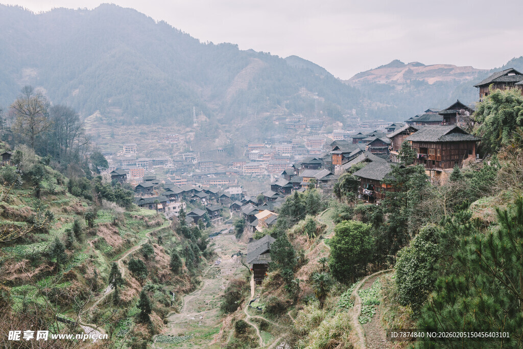 苗寨山间村落 梯田环绕美景