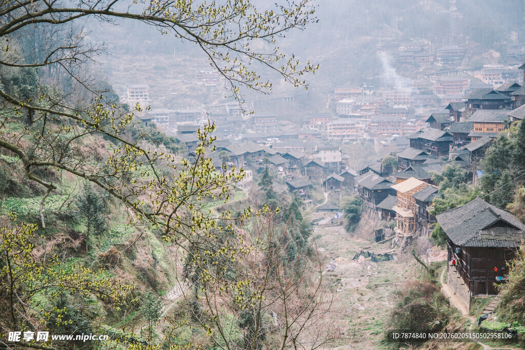 千户苗寨山间村落景致