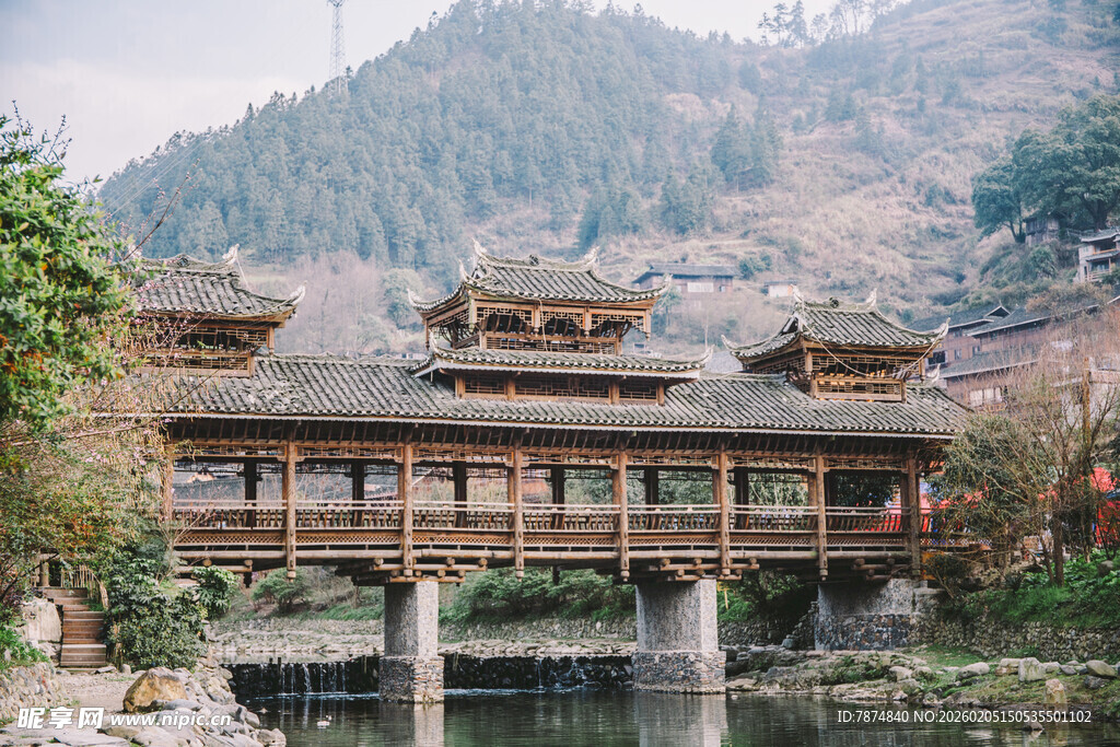 苗寨苗寨河畔的古朴木质建筑