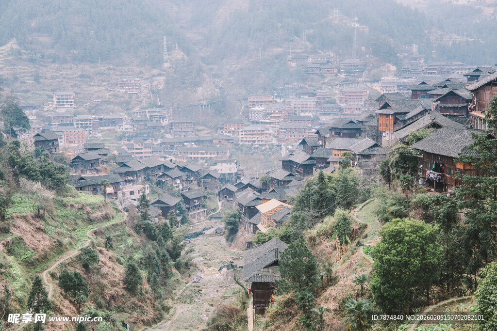千户苗寨山间村落 古朴宁静之景