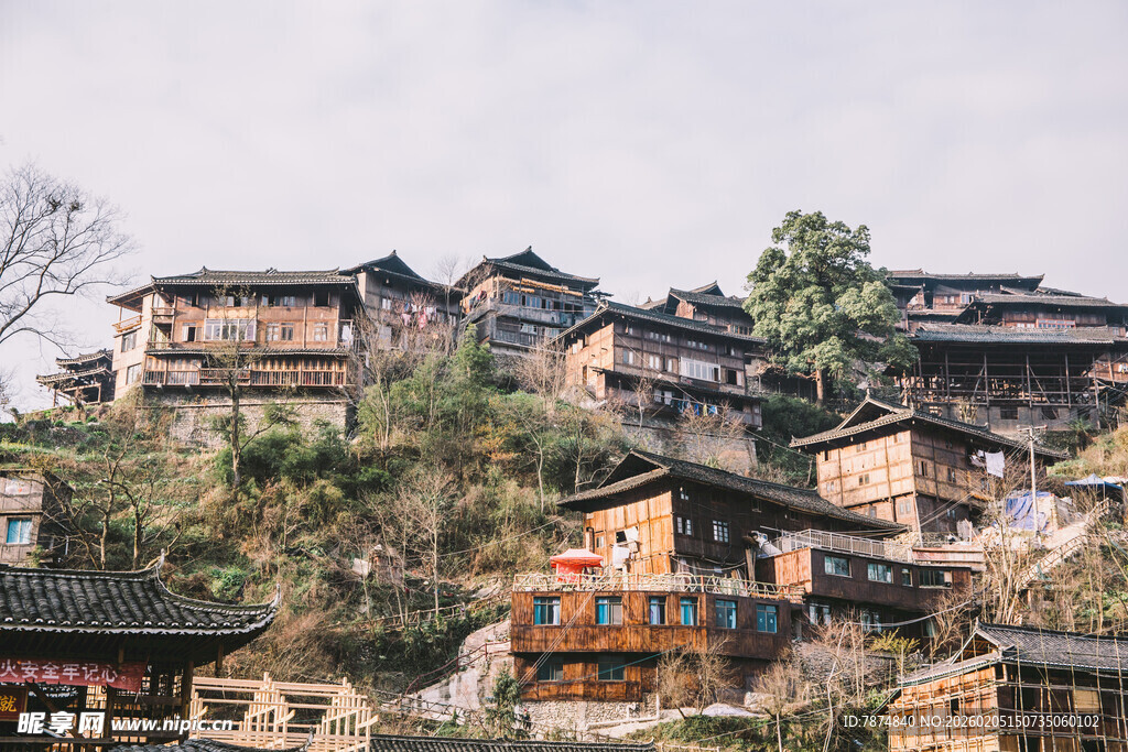 千户苗寨依山而建的古朴传统村落