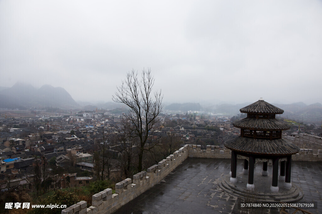 苗寨雾中古城楼 朦胧古韵景