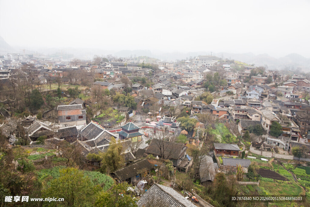千户苗寨俯瞰山间村落景色
