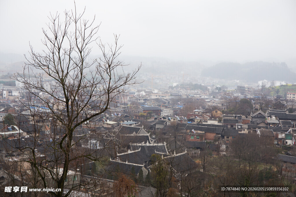 千户苗寨雾中城镇 萧瑟树木景观