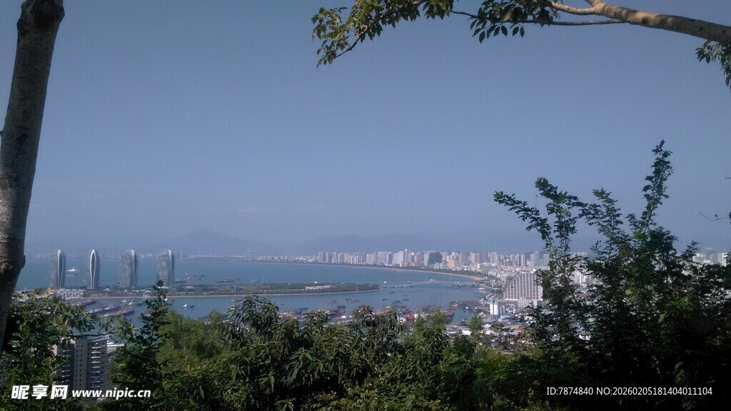 三亚山林间远眺城市景观