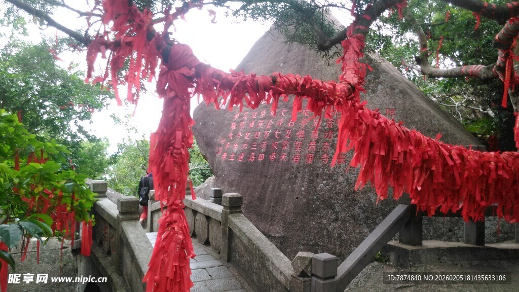三亚祈福树挂满红绸祈愿牌