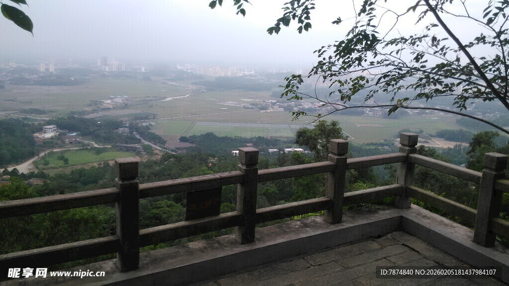 三亚山顶观景台俯瞰美丽风光