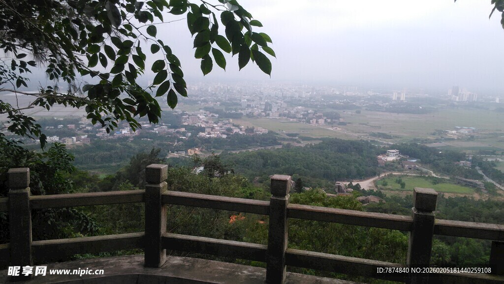 三亚山间观景台俯瞰美丽景致