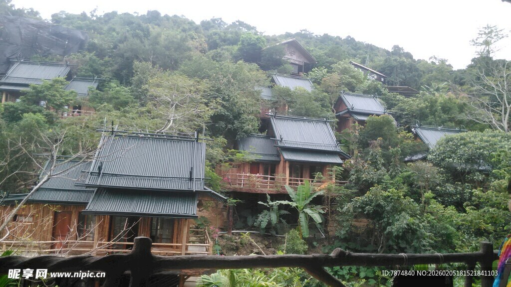 三亚山林中的木质度假小屋