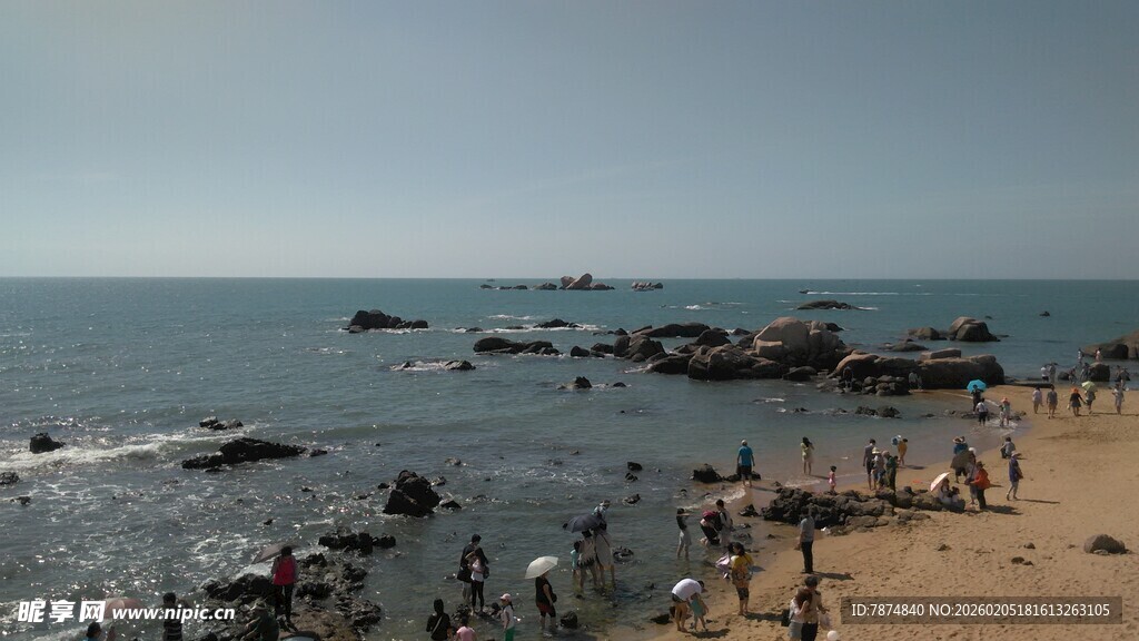 三亚海边沙滩人群与礁石景观