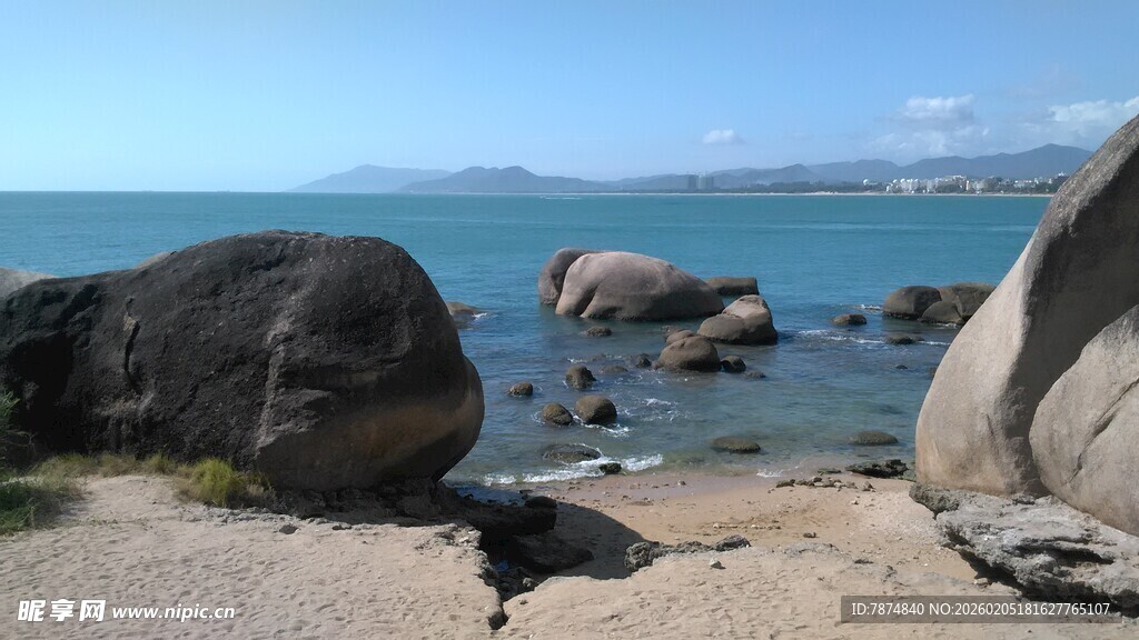 三亚海边巨石风景