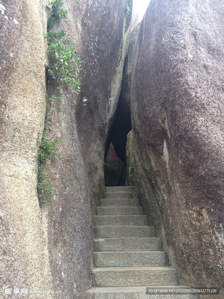 三亚山间石缝中的狭窄石阶