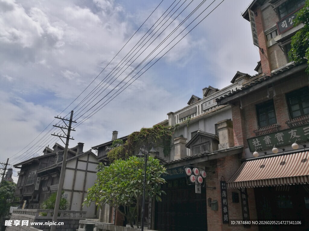 三亚古朴街道旁的特色建筑