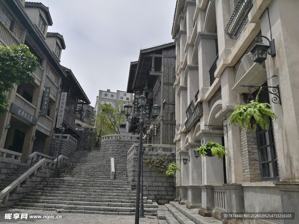 三亚古老街巷中的石阶建筑