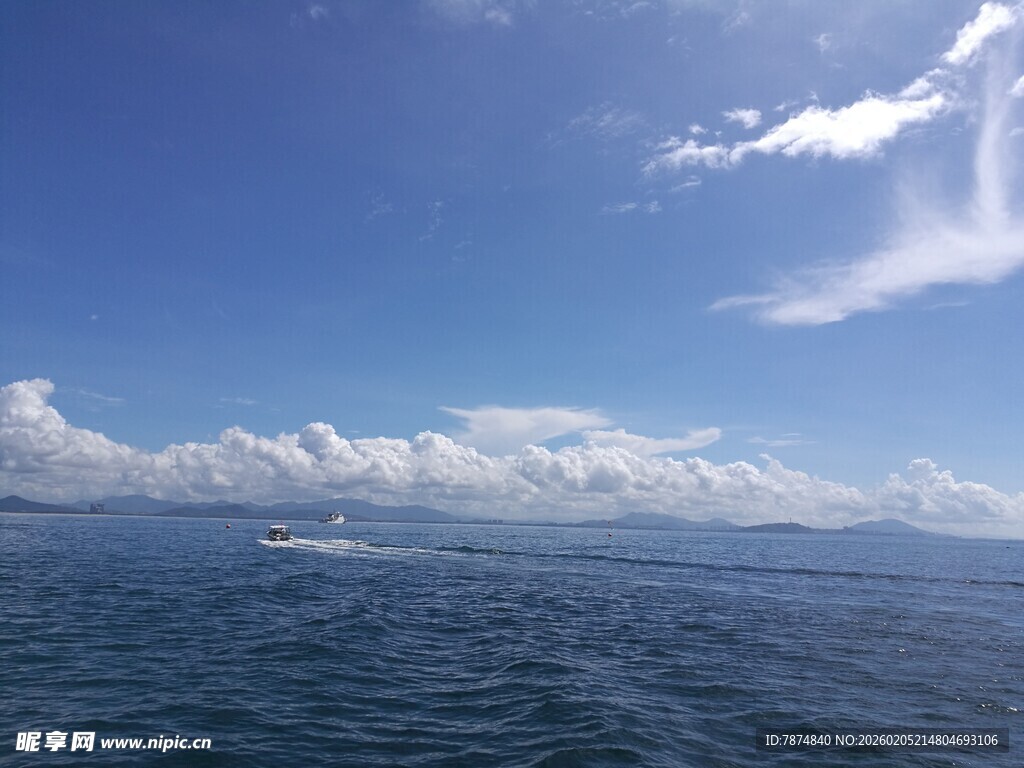 三亚碧海蓝天的海上风光