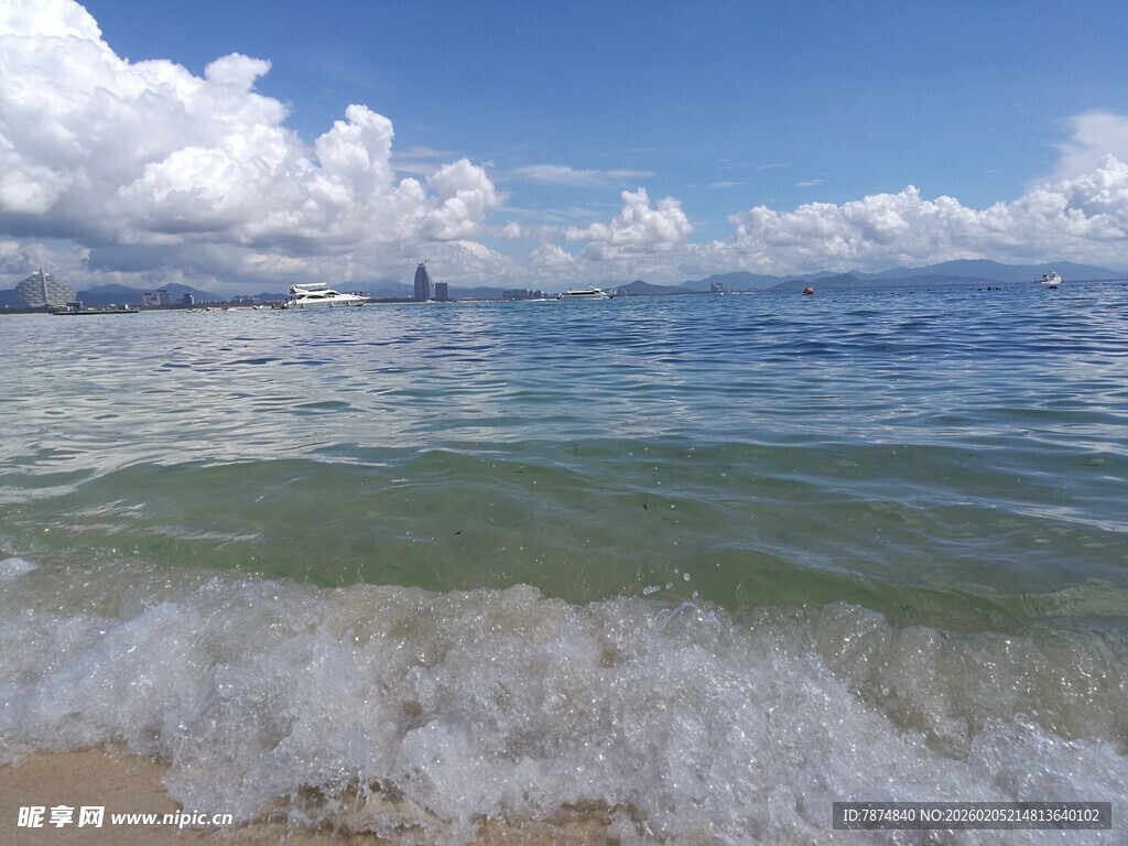 三亚海边美景 海浪轻拍沙滩