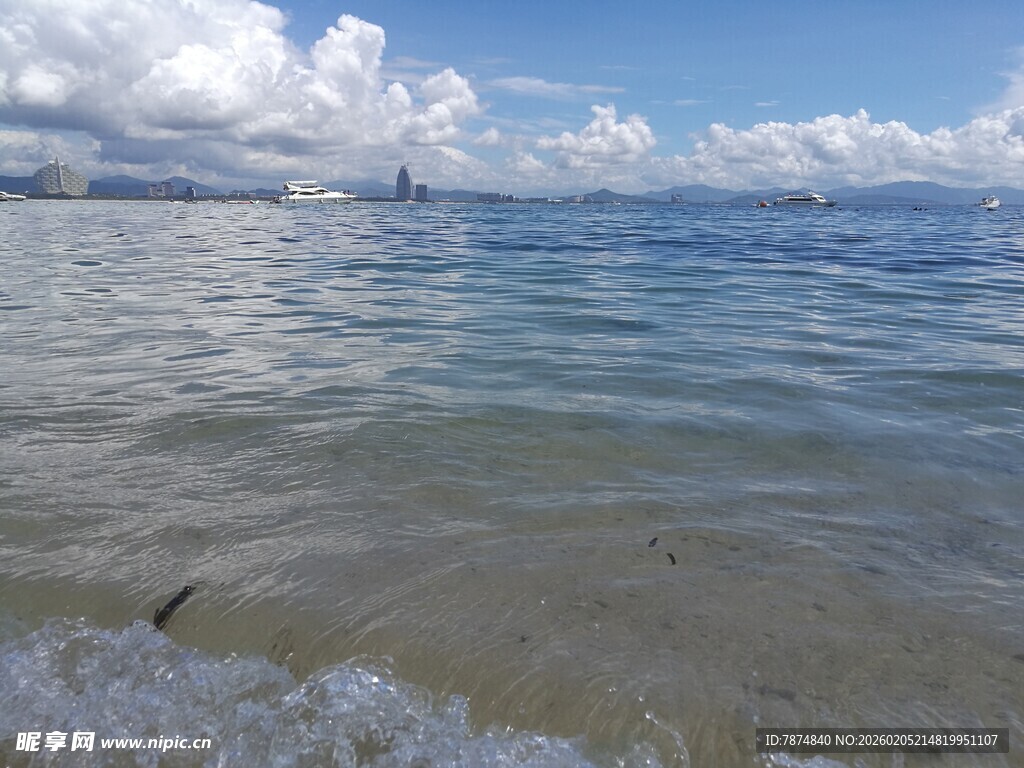 三亚海边美景 海浪轻拍沙滩