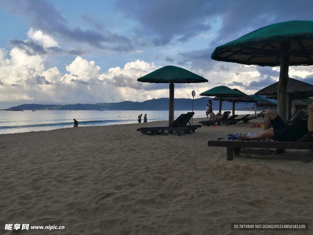 三亚海滨沙滩遮阳伞休闲景致