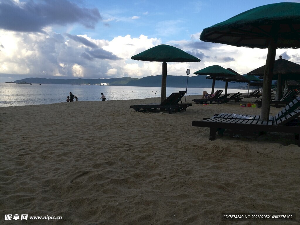 三亚海滨沙滩休闲场景