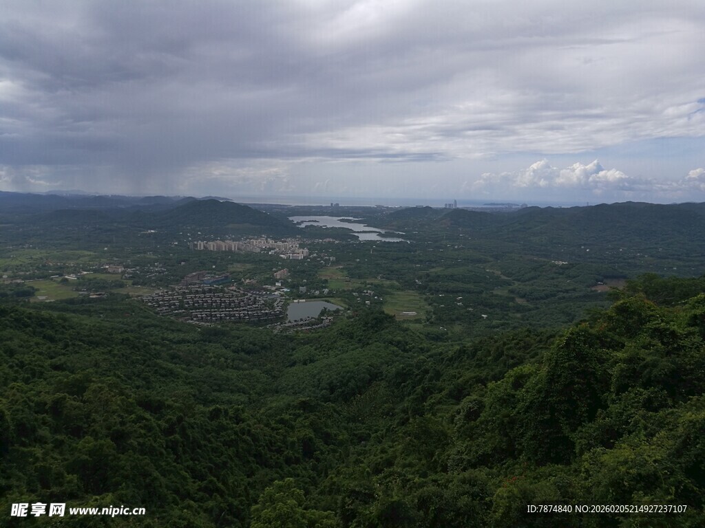 三亚俯瞰山林与开阔景致