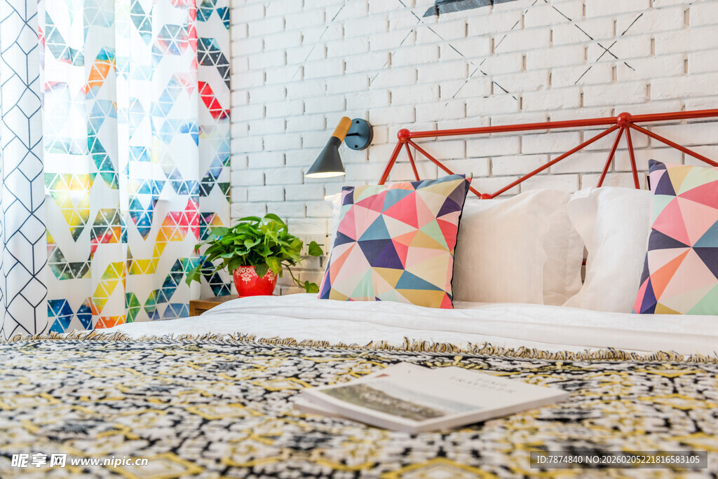 三亚多彩温馨卧室一角